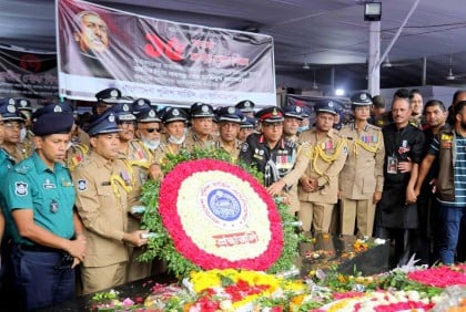 বঙ্গবন্ধুর প্রতিকৃতিতে পুলিশ সার্ভিস অ্যাসোসিয়েশনের শ্রদ্ধা 

