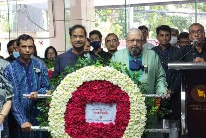 বঙ্গবন্ধুর প্রতিকৃতিতে প্রবাসী কল্যাণ ও বৈদেশিক কর্মসংস্থান মন্ত্রণালয়ের পুষ্পস্তবক অর্পণ

