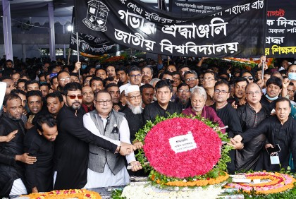 শোক দিবসে বঙ্গবন্ধুর প্রতিকৃতিতে জাতীয় বিশ্ববিদ্যালয় উপাচার্যের শ্রদ্ধা
