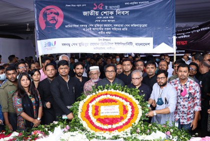 বঙ্গবন্ধুর প্রতিকৃতিতে বিডিইউ’র প্রো-ভাইস চ্যান্সেলর ও ট্রেজারারের শ্রদ্ধা