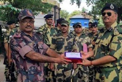 ভারতের স্বাধীনতা দিবসে হিলি সীমান্তে বিজিবিকে মিষ্টি উপহার