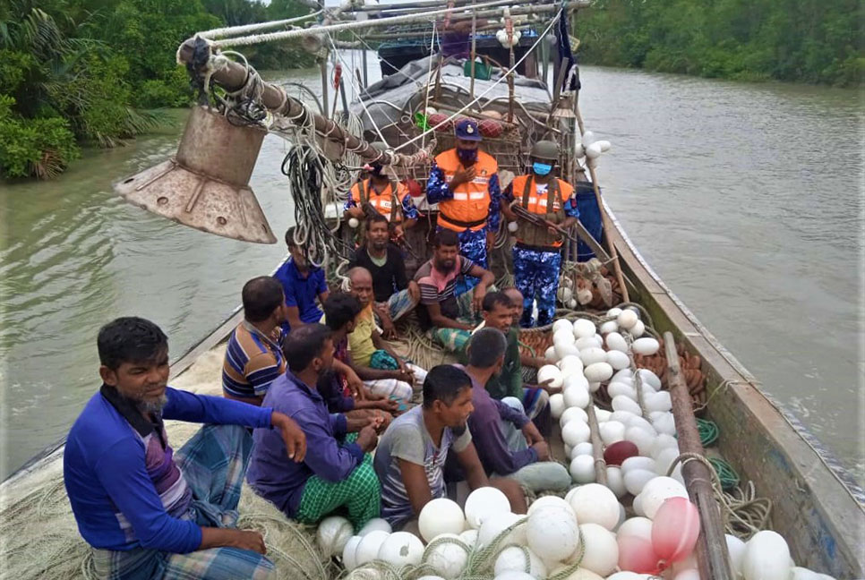 সেই ফিশিং ট্রলারসহ ১৩ জেলে উদ্ধার