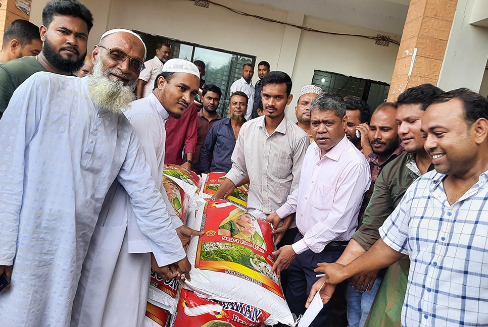 জাতীয় শোক দিবস উপলক্ষে নোয়াখালীতে চাল বিতরণ
