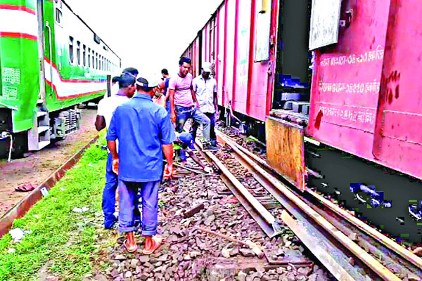 ১১ ঘণ্টা পর উত্তরাঞ্চলের ট্রেন চলাচল শুরু, তদন্ত কমিটি গঠন