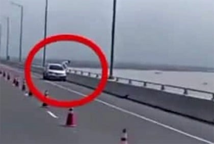 পদ্মা সেতু থেকে ঝাঁপ