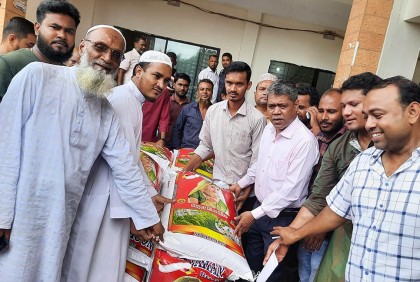 জাতীয় শোক দিবস উপলক্ষে নোয়াখালীতে চাল বিতরণ