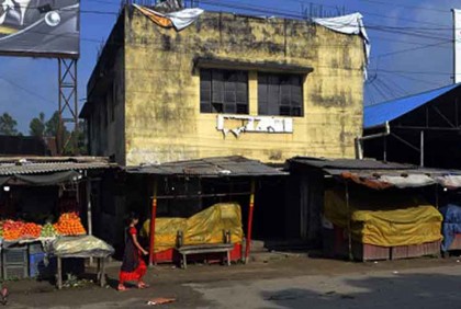 দখলে দিনাজপুর মহাসড়কের দশমাইল যাত্রীছাউনি 