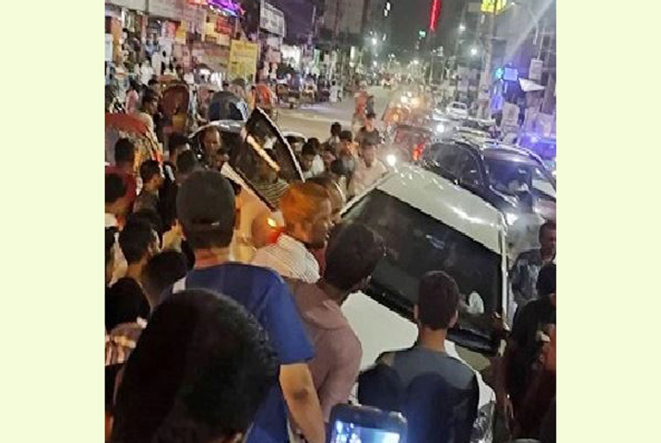 রাজধানীর গ্রিনরোডে আইল্যান্ডে উঠে পড়ল প্রাইভেট কার  