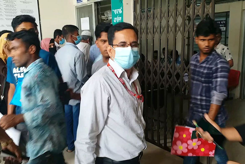 পাসপোর্ট অফিসে সেবাগ্রহীতাকে মারধর, ডিডির অপরাধ আমলে নিয়ে সমন জারি