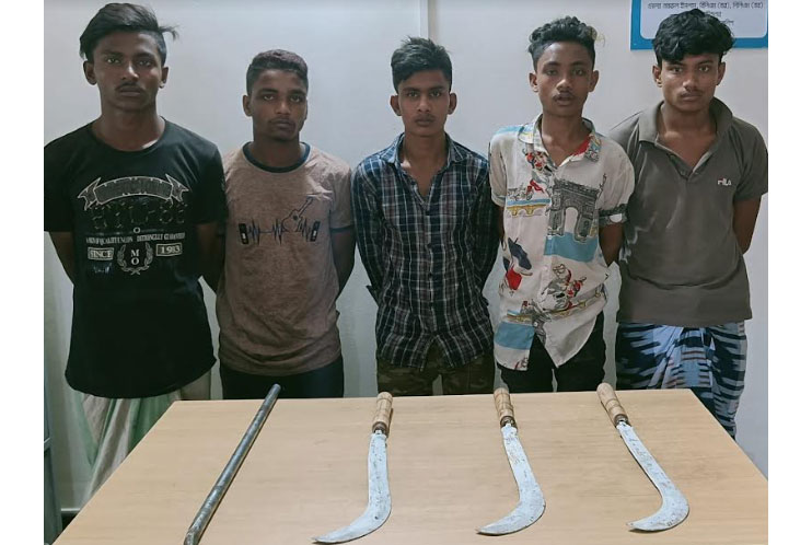 
গাজীপুরে অস্ত্রসহ ৫ ডাকাত গ্রেফতার