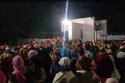 হলের তালা ভেঙে মধ্যরাতে ছাত্রীদের বিক্ষোভে উত্তাল খুবি