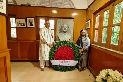বেকার হোস্টেলে বঙ্গবন্ধুর প্রতিকৃতিতে রাসিক মেয়রের শ্রদ্ধা