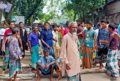 ধুনটে সারের দাবিতে 
কৃষকদের সড়ক অবরোধ