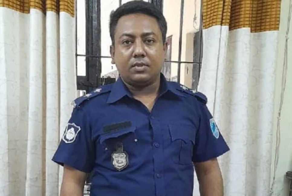 পুলিশের পোশাক পরে মেয়রের কাছে চাঁদা দাবি, গ্রেফতার ভুয়া এসআই

