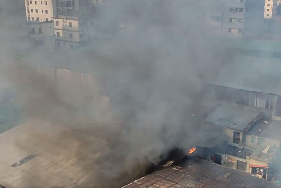 রাজধানীর মাতুয়াইলে কারাখানায় আগুন