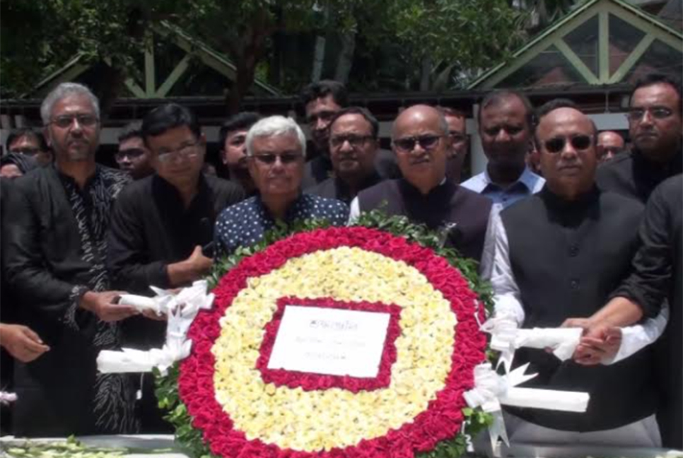 টুঙ্গিপাড়ায় বঙ্গবন্ধুর সমাধিতে অ্যাটর্নি জেনারেলের শ্রদ্ধা