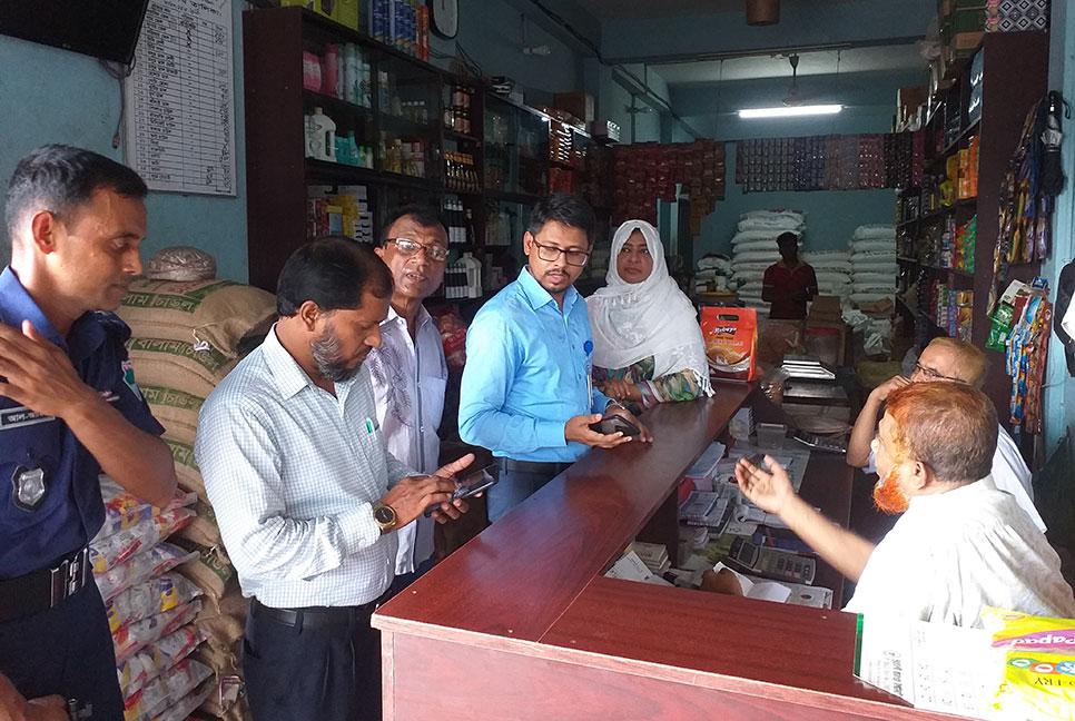 ঝিনাইদহে অতিরিক্ত দামে পণ্য বিক্রি করায় ৬ প্রতিষ্ঠানে জরিমানা