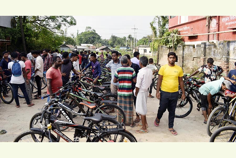 রংপুরে পুরাতন সাইকেলের হাট জমজমাট  