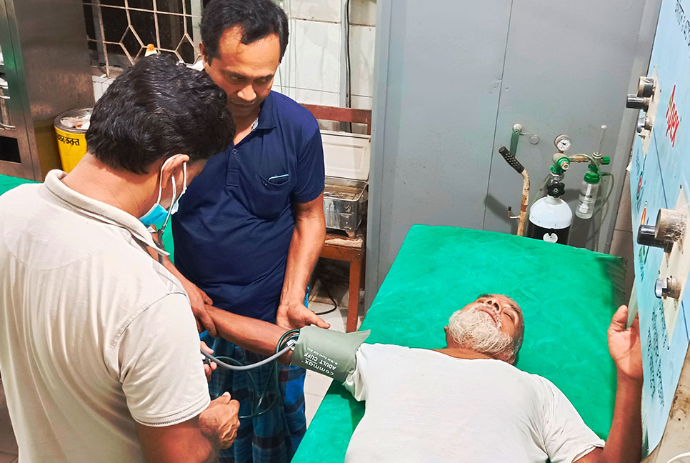 ছেলের বাবাকে পিটিয়ে মেয়েকে নিয়েই পালিয়ে গেলেন বাবা