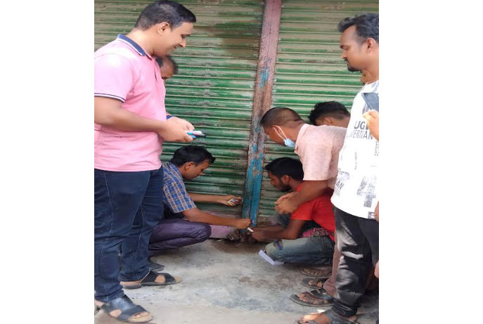কাহারোলে কৃষকদের সারের দাবির প্রেক্ষিতে ডিলারদের গুদাম ঘর সীলগালা
