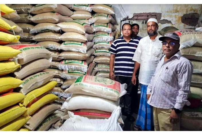 বাগেরহাটে 
চালের দোকানে অভিযানে দুই ব্যবসায়ীকে জরিমানা