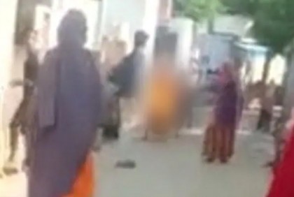 ঋণ পরিশোধ করতে না পারায় শিক্ষিকাকে প্রকাশ্যে আগুনে পুড়িয়ে হত্যা! 

