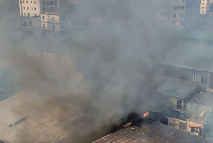 রাজধানীর মাতুয়াইলে কারাখানায় আগুন