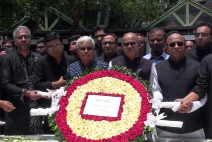 টুঙ্গিপাড়ায় বঙ্গবন্ধুর সমাধিতে অ্যাটর্নি জেনারেলের শ্রদ্ধা