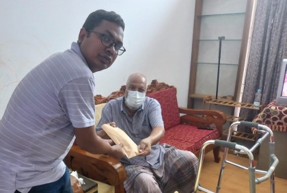 অসুস্থ মুক্তিযোদ্ধাকে আর্থিক সহায়তা প্রদান