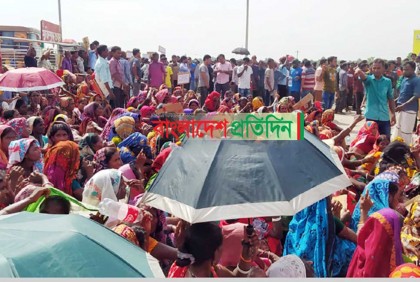 মজুরি বৃদ্ধির দাবিতে চা শ্রমিকদের মহাসড়ক অবরোধ

