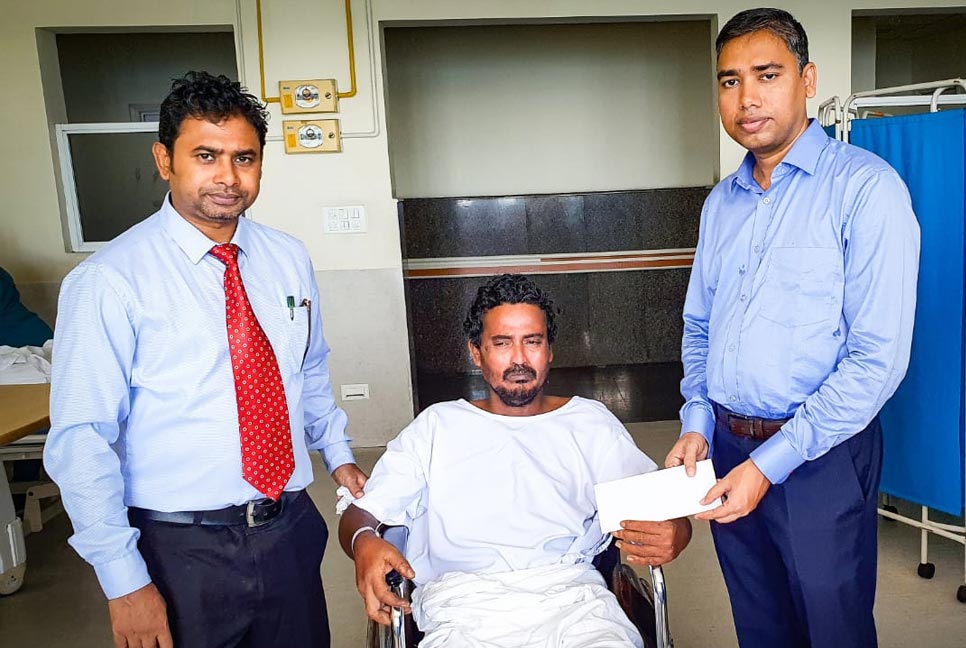 মালদ্বীপে অসুস্থ প্রবাসীকে বিমান টিকিট হস্তান্তর