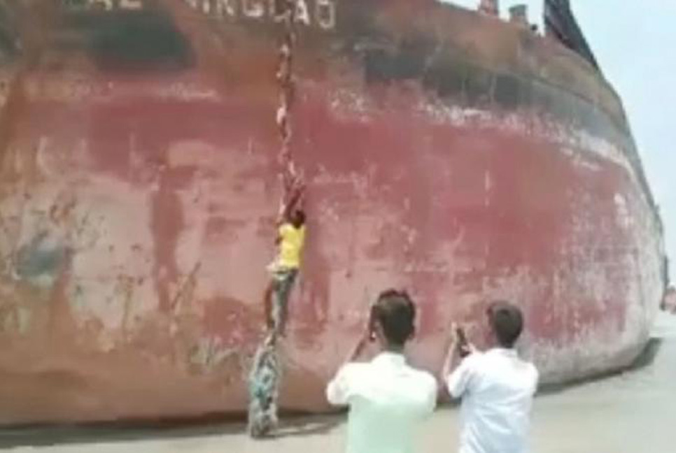 নিঝুম দ্বীপে ভেসে এলো বিদেশি জাহাজের বার্জ