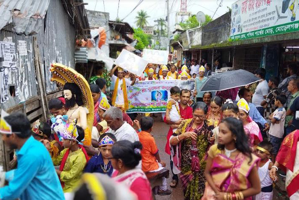 জন্মাষ্টমী উপলক্ষে মোরেলগঞ্জে শোভাযাত্রা 