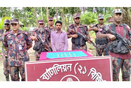 শার্শা সীমান্তে প্রায় ২ কেজি স্বর্ণের বারসহ আটক ১
