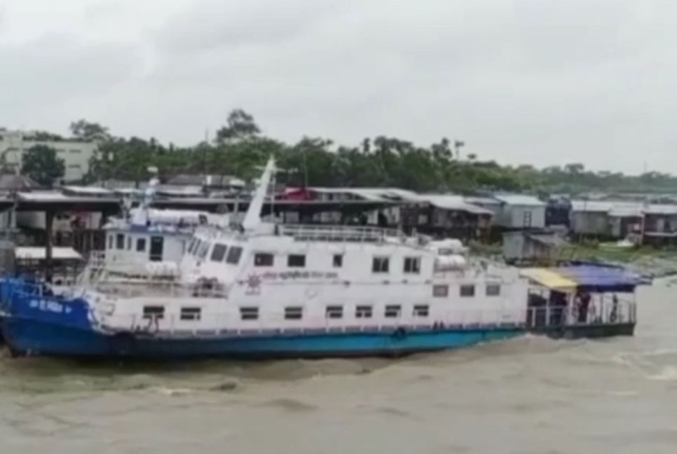 বৈরী আবহাওয়ায় ভোলার অভ্যন্তরীণ রুটে নৌ যান চলাচল বন্ধ