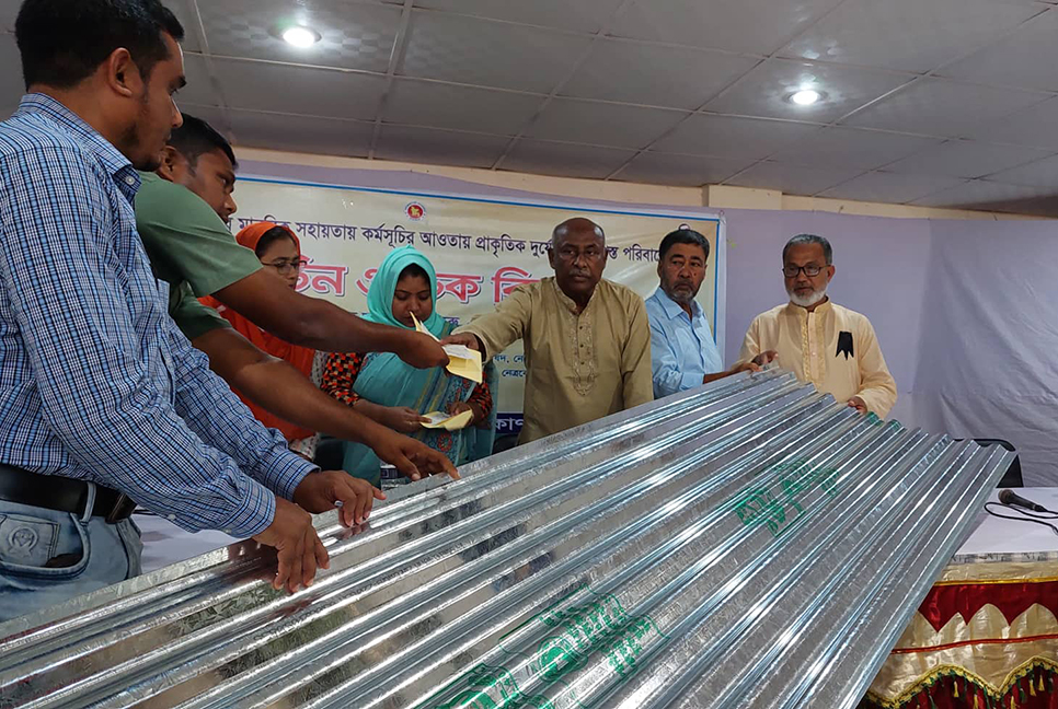 প্রাকৃতিক দুর্যোগে ক্ষতিগ্রস্ত ৫০টি পরিবারকে সহায়তা প্রদান