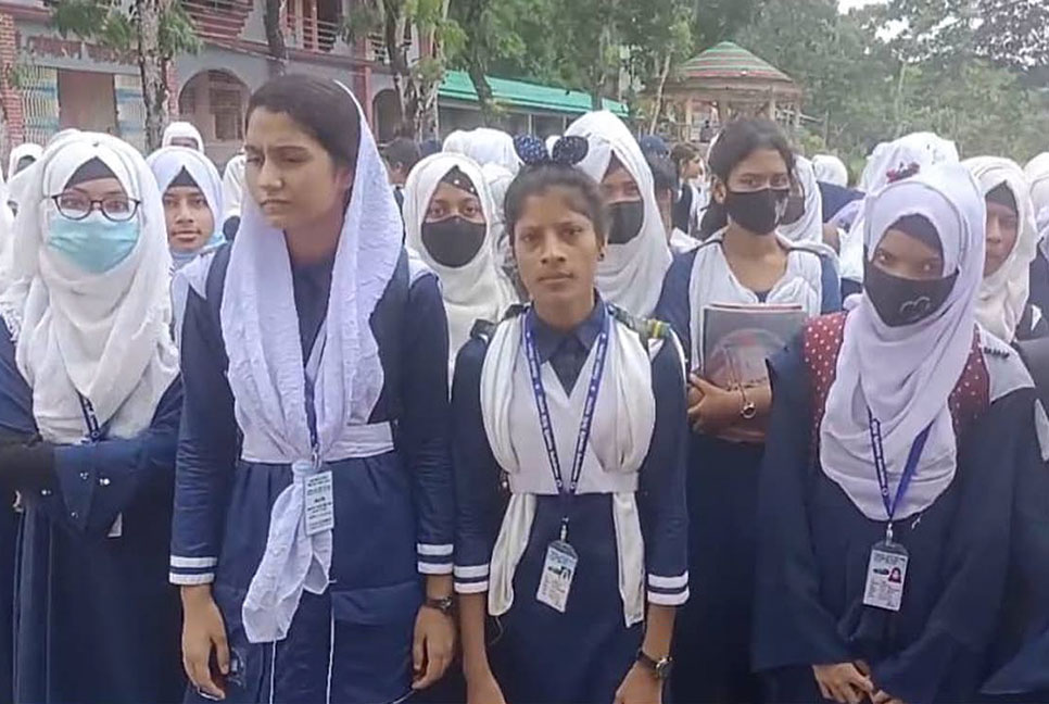 শিক্ষকের দখলে ছাত্রীনিবাস, মুক্ত করতে শিক্ষার্থীদের ক্লাস বর্জন