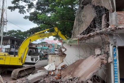 বাউফলে উপজেলা চেয়ারম্যানের দখলে থাকা অবৈধ স্থাপনা উচ্ছেদ