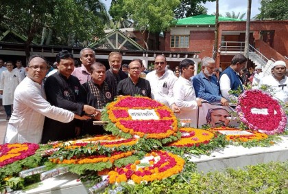 বঙ্গবন্ধুর সমাধিতে আইইবির শ্রদ্ধা