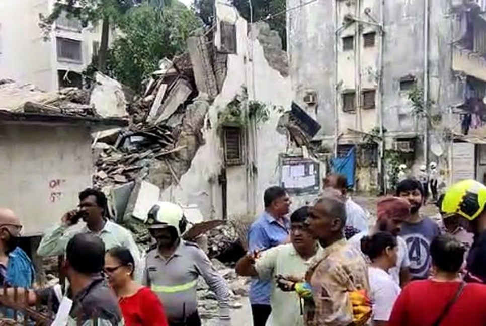 চোখের পলকে ভেঙে পড়ল বিপজ্জনক ৪ তলা বাড়ি (ভিডিও) 

