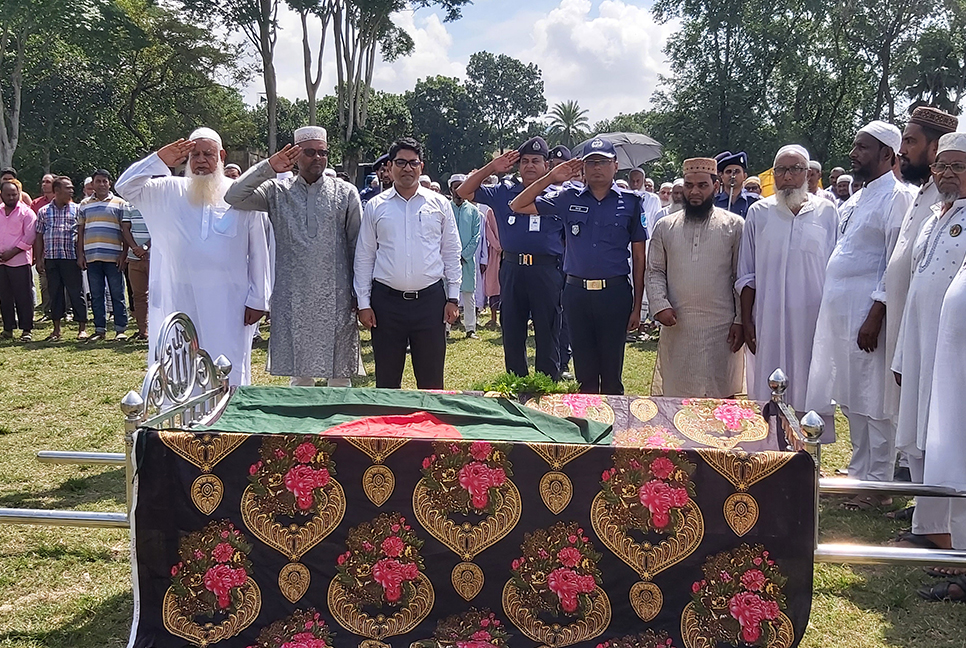 বীর মক্তিযোদ্ধাকে রাষ্ট্রীয় মর্যাদায় দাফন