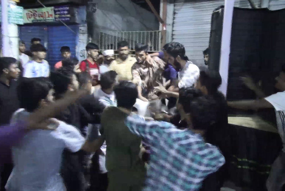 খাবার বিতরণ নিয়ে ছাত্রলীগের দুই গ্রুপের মারামারি