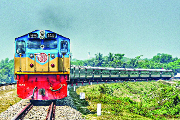 বিনা টিকিটে ট্রেনে পরীক্ষার্থীরা, ভোগান্তিতে যাত্রীরা