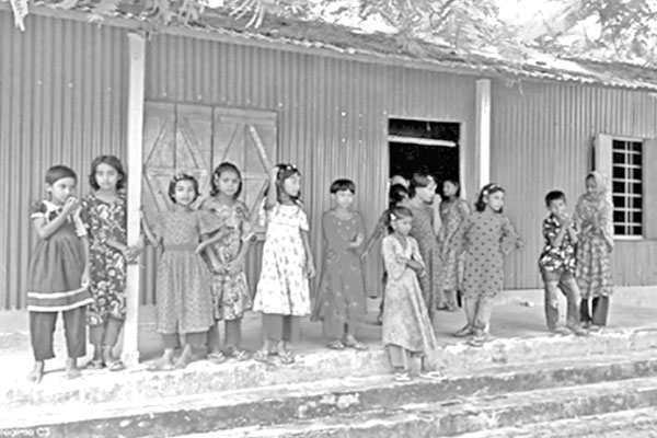 শিক্ষার্থী ২০০, শিক্ষক একজন