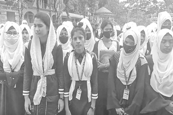 ছাত্রীনিবাস মুক্ত করতে ক্লাস বর্জন