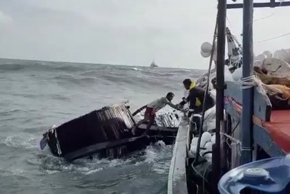 ২৭ বাংলাদেশি মৎস্যজীবীকে উদ্ধার করলো ভারতীয় উপকূল রক্ষী বাহিনী