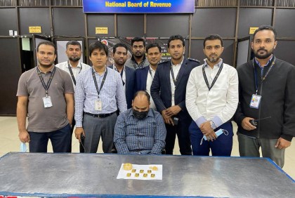 শাহজালালে সাতটি স্বর্ণের বারসহ দুবাইফেরত যাত্রী আটক