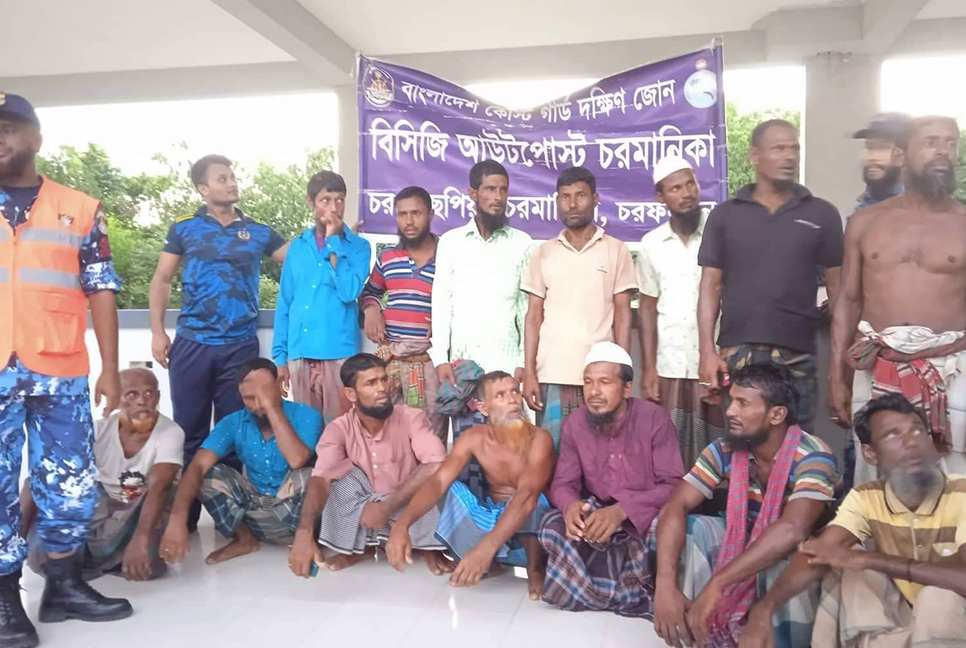 চরফ্যাশনে ১৪ জেলেকে জীবিত উদ্ধার