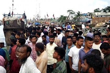 নিখোঁজ জেলেদের স্বজনদের শঙ্কার দিন, কান্নায় ভারী উপকূলের বাতাস