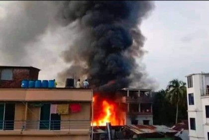 পিরোজপুরের অগ্নিকাণ্ডে ৪ টি গোডাউন ভষ্মিভুত